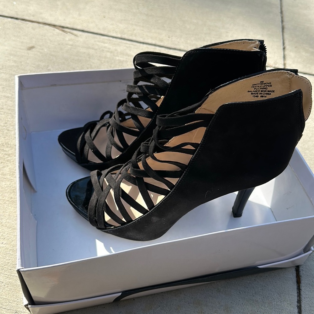 Barely worn Nine West strappy Heels | Black